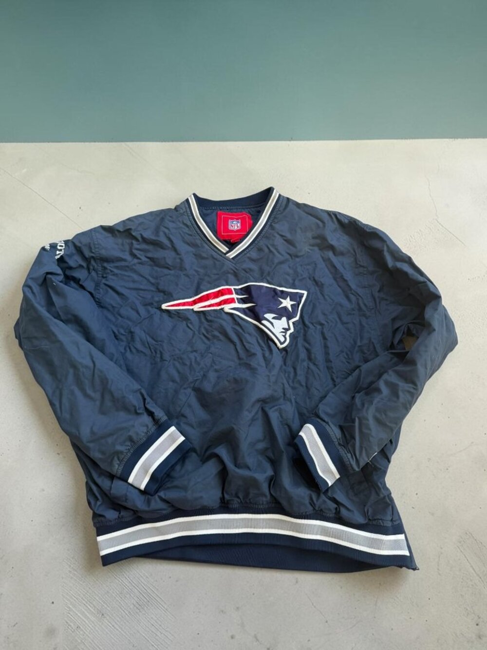 NFL Vintage Patriots V Neck Pullover Size XL